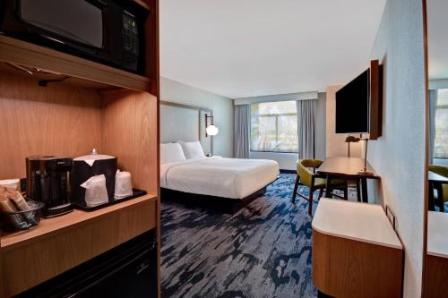 um quarto de hotel com uma cama e uma televisão em Fairfield Inn & Suites Las Vegas Airport South em Las Vegas