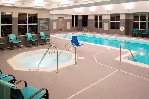 - une piscine avec bain à remous dans un hôpital dans l'établissement Residence Inn by Marriott Albany Clifton Park, à Clifton Park