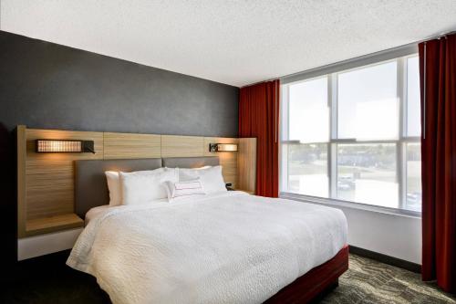 プレインフィールドにあるSpringHill Suites by Marriott Indianapolis Airport/Plainfieldのベッドルーム1室(ベッド1台、大きな窓付)