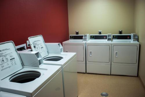 una fila de lavadoras en una lavandería en TownePlace Suites by Marriott Beaumont Port Arthur, en Port Arthur
