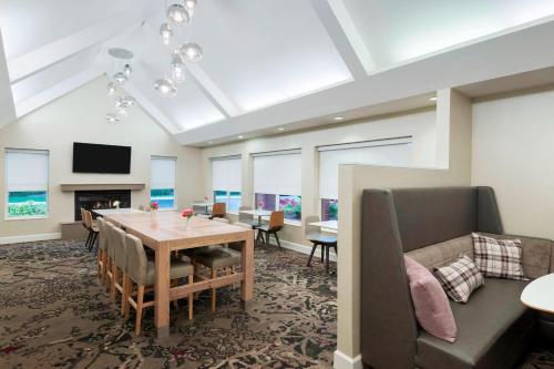 Residence Inn by Marriott Tampa at USF/Medical Center في تامبا: غرفة طعام مع طاولة وأريكة