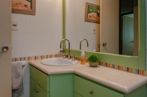 uma casa de banho com um lavatório e um espelho em Apartamento en el centro de Pocitos em Montevidéu