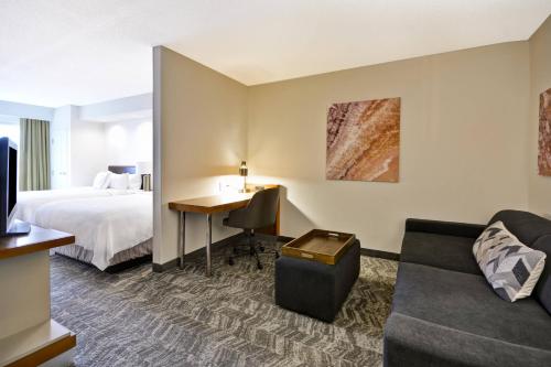 ein Hotelzimmer mit einem Bett und einem Schreibtisch in der Unterkunft SpringHill Suites Lexington Near the University of Kentucky in Lexington