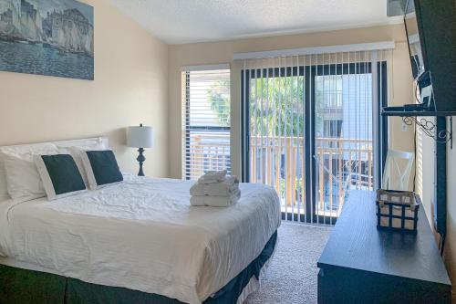 um quarto com uma cama grande e uma varanda em Ocean Mile L7 Gulf Beach Getaway em St. George Island
