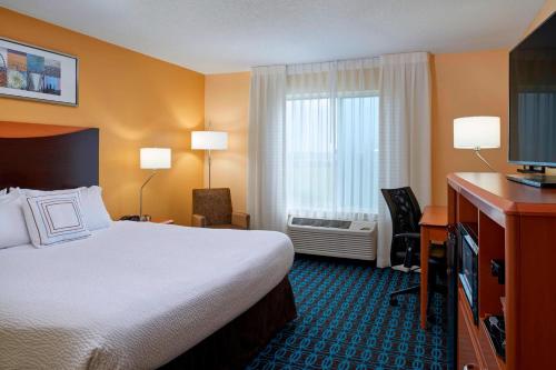 a hotel room with a bed and a window at Fairfield Inn by Marriott Richmond in New Paris