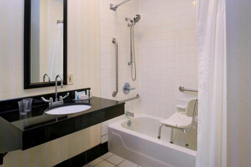 ein Badezimmer mit einem Waschbecken, einer Badewanne und einem WC in der Unterkunft Fairfield Inn by Marriott Richmond in New Paris