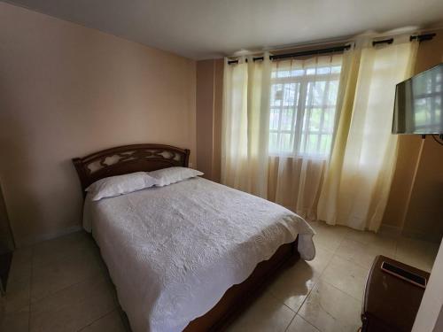 - une chambre avec un lit et une fenêtre dans l'établissement Apartamento completo en el sur de Buga, à Buga