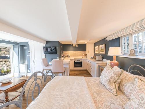 a living room with a couch and a kitchen at Prospect Cottage Studio in Ambleside