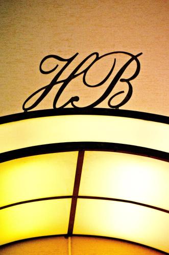a close up of the word rave on top of a sign at Hotel Belleville in Iaşi