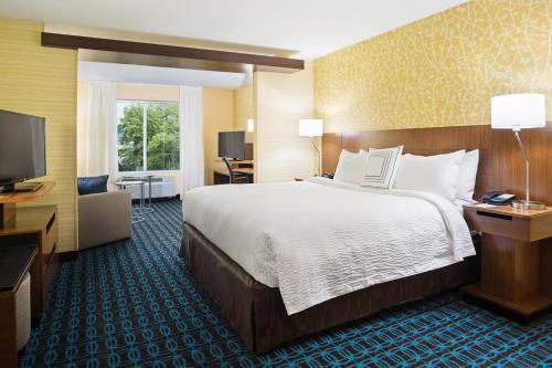 Habitación de hotel con cama grande y TV en Fairfield Inn & Suites by Marriott Belle Vernon, en Belle Vernon