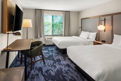 ダルースにあるFairfield by Marriott Inn & Suites Duluthのベッド2台とデスクが備わるホテルルームです。