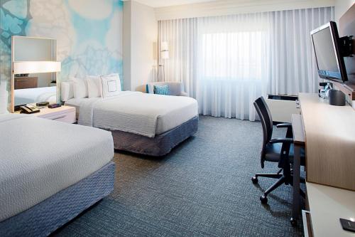 艾迪生的住宿－達拉斯艾迪生酒店，酒店客房设有两张床和一张带电脑的书桌