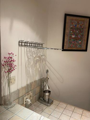 - une cuisine avec un ensemble d'ustensiles sur un mur dans l'établissement Les catalans, vue mer, à Marseille