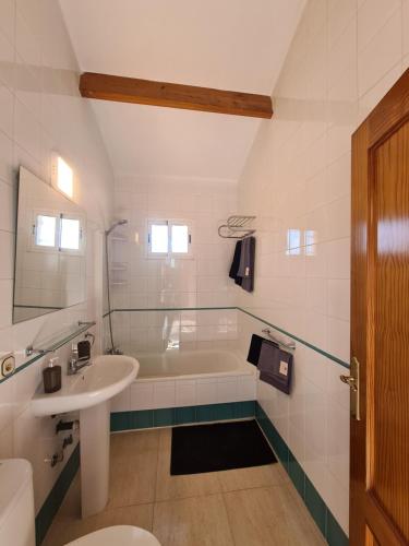 y baño con bañera, lavabo y aseo. en Velo Villa w/ A/C, free Wi-Fi & Pool near Benidorm, en Polop