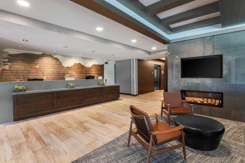 eine Lobby mit einem Kamin und einem Flachbild-TV in der Unterkunft SpringHill Suites by Marriott Truckee in Truckee