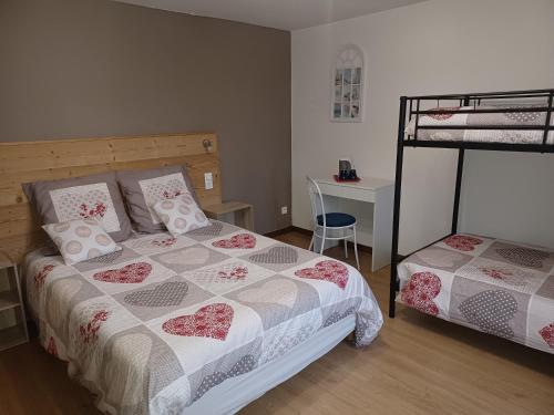 1 dormitorio con 2 camas y escritorio en GITE DES 3 JONQUILLES, en Saint-Maurice-sur-Moselle
