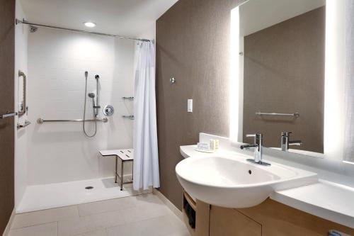 een badkamer met een wastafel en een douche bij SpringHill Suites by Marriott Salt Lake City-South Jordan in South Jordan