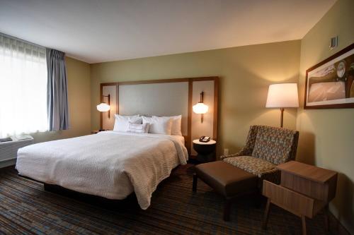 Giường trong phòng chung tại Fairfield Inn & Suites by Marriott Milwaukee North