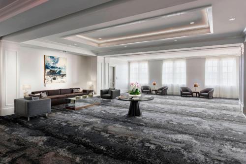 斯帕坦堡的住宿－AC Hotel by Marriott Spartanburg，客厅配有沙发和桌子