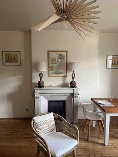 - un salon avec une chaise et une cheminée dans l'établissement Les Bains de Trouville, à Trouville-sur-Mer