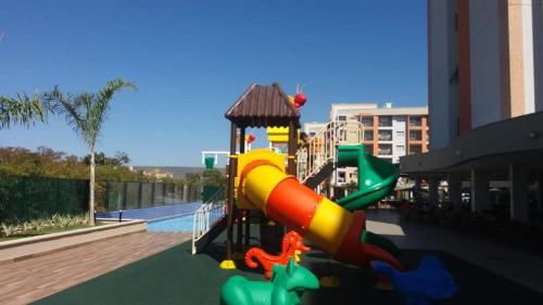 un parque infantil con un tobogán de agua en un edificio en Alta Vista Thermas Resort, en Caldas Novas
