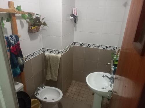 Baño pequeño con lavabo y aseo en Depa9 en San Salvador de Jujuy