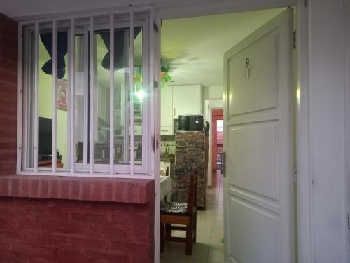 pasillo con ventana y habitación con mesa en Depa9 en San Salvador de Jujuy