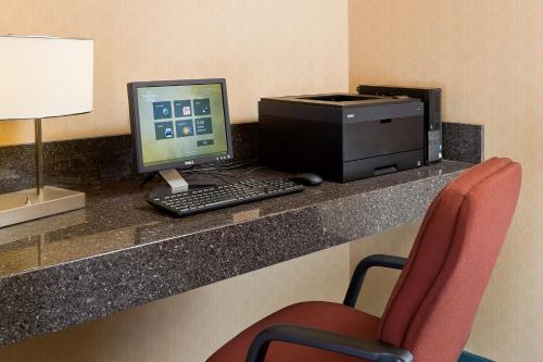 un ordinateur et une imprimante sur un comptoir dans une chambre d'hôtel dans l'établissement Residence Inn Youngstown Boardman/Poland, à Poland