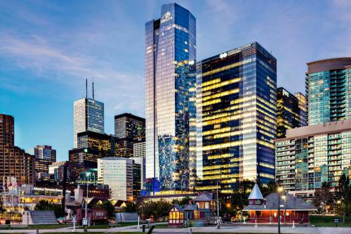 une ligne d'horizon avec de grands gratte-ciel dans une ville dans l'établissement Delta Hotels by Marriott Toronto, à Toronto