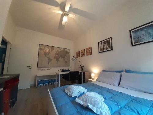 um quarto com uma cama azul e uma ventoinha de tecto em Raphael's in Verona Locazione turistica em Verona