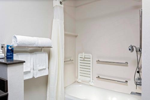y baño blanco con ducha y bañera. en Fairfield Inn & Suites by Marriott Memphis Collierville, en Collierville