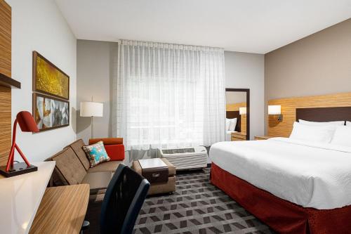 een hotelkamer met een bed en een bank bij TownePlace Suites by Marriott Ironton in Ironton