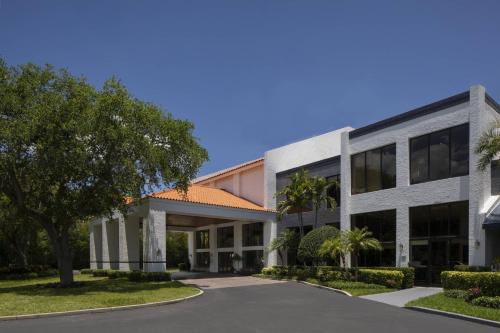 een afbeelding van de voorkant van een gebouw bij Courtyard by Marriott Bradenton Sarasota/Riverfront in Bradenton