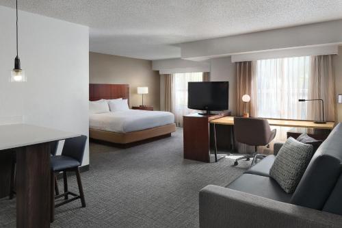 um quarto de hotel com uma cama e uma televisão em Residence Inn Pinehurst Southern Pines em Southern Pines