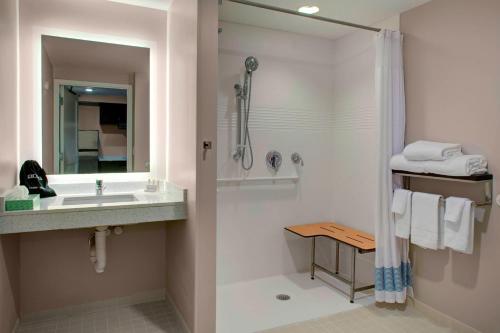 uma casa de banho com um lavatório e um chuveiro em TownePlace Suites by Marriott Parkersburg em Parkersburg
