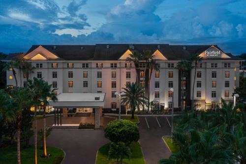 una vista exterior de un hotel por la noche en Fairfield Inn and Suites by Marriott Clearwater en Clearwater