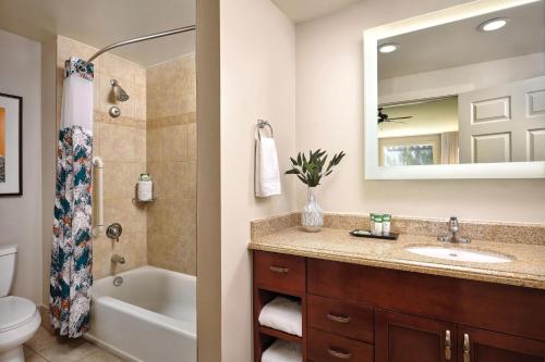 y baño con lavabo, bañera y espejo. en Marriott's Canyon Villas en Phoenix