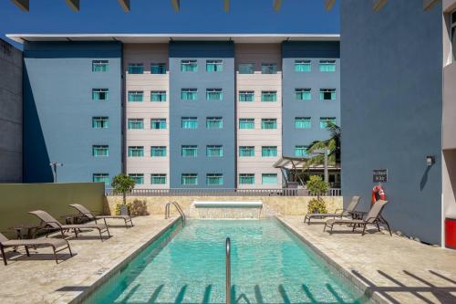 Kolam renang di atau di dekat Residence Inn by Marriott San Jose Escazu