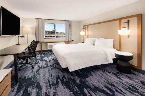 um quarto de hotel com uma cama, uma secretária e um computador em Fairfield Inn & Suites by Marriott Seattle Downtown/Seattle Center em Seattle