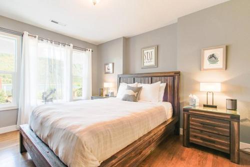 Un dormitorio con una cama grande y una ventana en Puget Island Riverfront Getaway, en Cathlamet