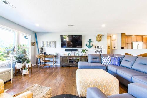 ein Wohnzimmer mit einem blauen Sofa und einem Tisch in der Unterkunft Puget Island Riverfront Getaway in Cathlamet