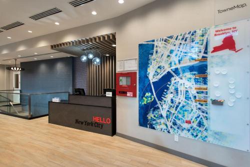 un vestíbulo con un mapa grande en la pared en TownePlace Suites by Marriott New York Brooklyn, en Brooklyn