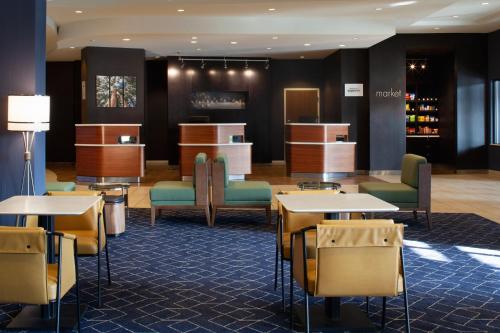 Courtyard by Marriott Newark Silicon Valleyにあるシーティングエリア