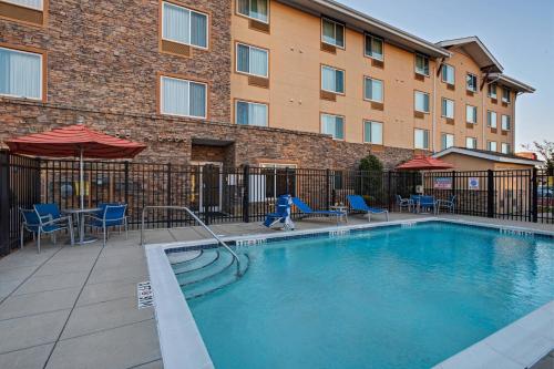 una piscina frente a un edificio en TownePlace Suites Fayetteville Cross Creek, en Fayetteville