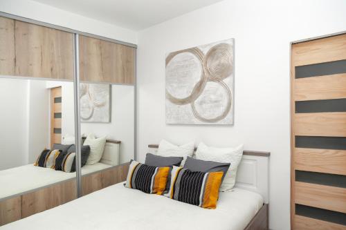a bedroom with two beds and a mirror at Cosyhome T2 proche Gare entre Paris et Disneyland - Familial Rénové 65 m2 in Gagny