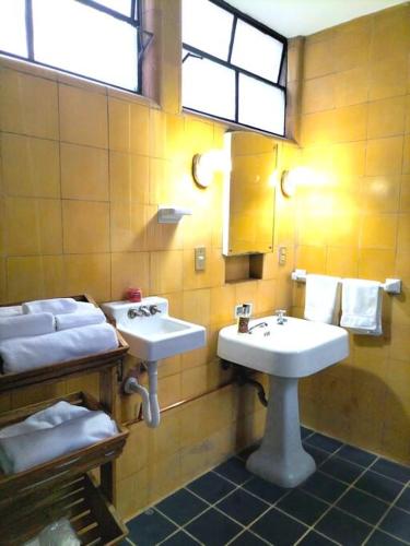 メキシコシティにあるCasa Estudio Condesaのバスルーム(洗面台2台、鏡付)