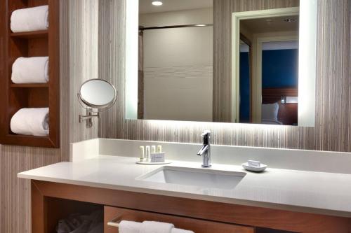 bagno con lavandino e specchio di Residence Inn by Marriott Salt Lake City-West Jordan a West Jordan