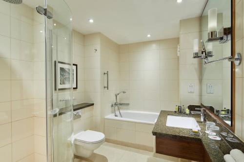 La salle de bains est pourvue de toilettes, d'une douche et d'un lavabo. dans l'établissement London Marriott Hotel Twickenham, à Twickenham