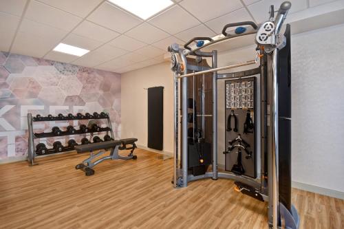 霍蘭的住宿－SpringHill Suites Holland，一间设有健身器材的健身房的房间