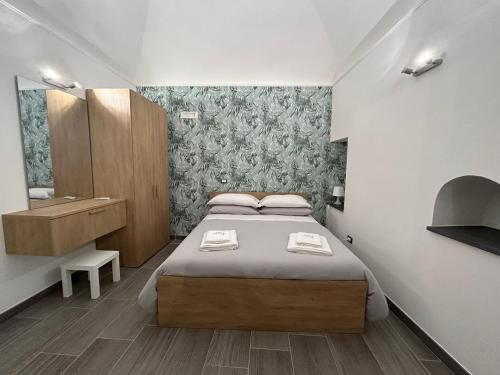 Dormitorio pequeño con cama y lavamanos en B&B Simplicity 10 MIN from POMPEI, en Boscotrecase